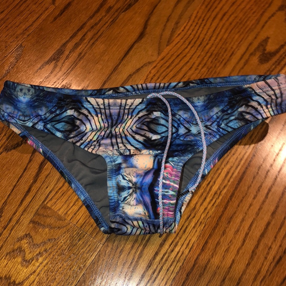 Jolyn bottoms